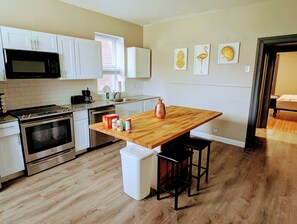 Microondas, placa de cocina, lavavajillas