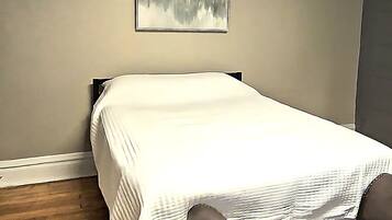 1 chambre, fer et planche Ă repasser, Wi-Fi gratuit, draps fournis