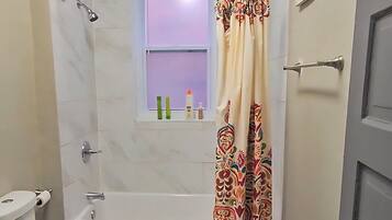 Serviettes fournies, savon, papier toilette