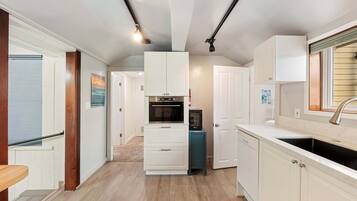 House, Multiple Beds, Patio (Cottage at the Point) | Private kitchen | Fridge, microwave, oven, stovetop