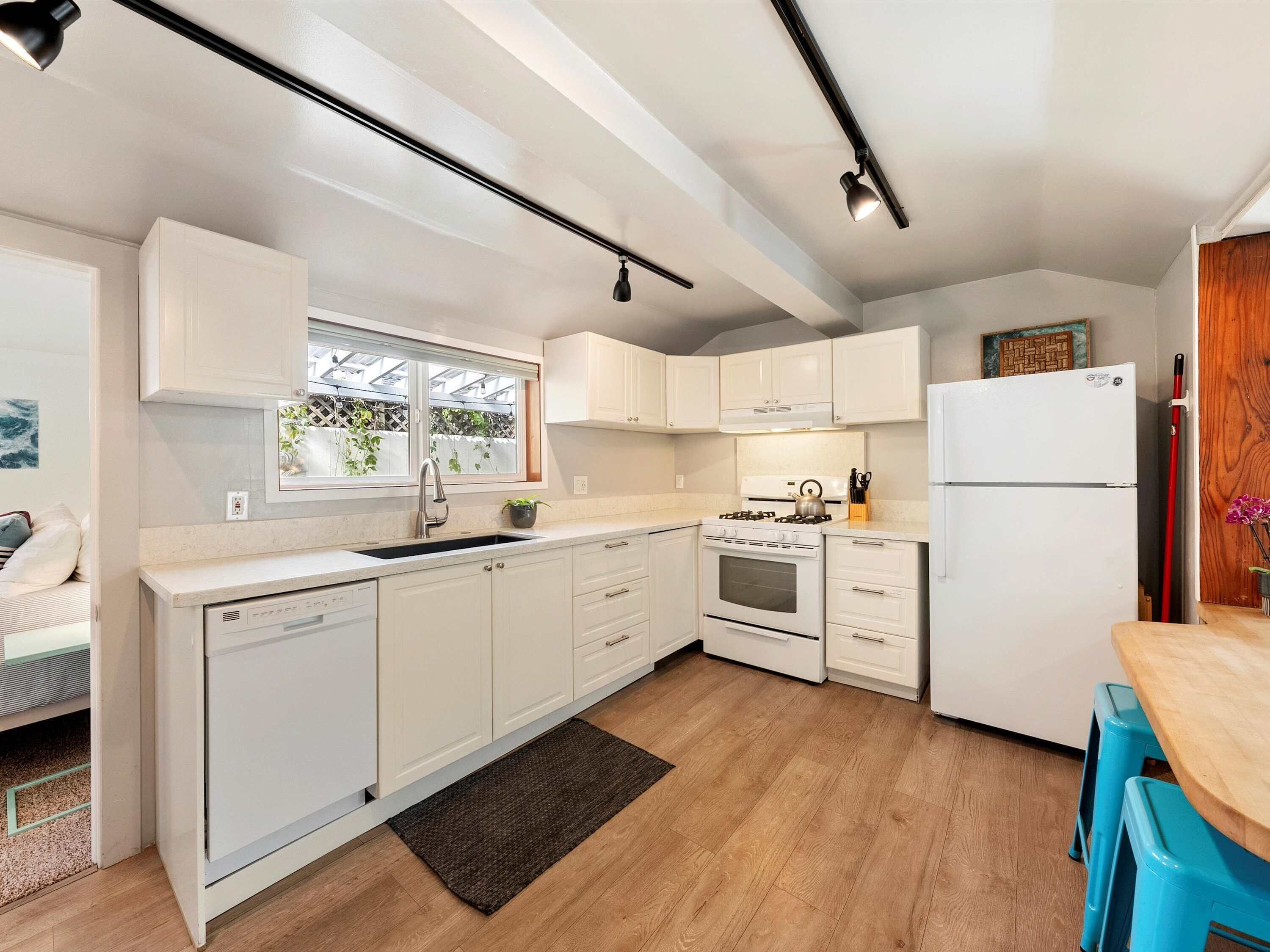House, Multiple Beds, Patio (Cottage at the Point) | Private kitchen | Fridge, microwave, oven, stovetop