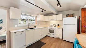 House, Multiple Beds, Patio (Cottage at the Point) | Private kitchen | Fridge, microwave, oven, stovetop