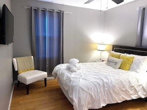 1 quarto, escrivaninha, ferros/tábuas de passar roupa, berço de viagem