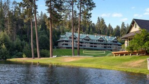 A lodge with a large building and a smaller house by a lake, surrounded by tall trees. - FIREWORKS, LAKE ACCESS, BOAT MOORING OPTION - 3-bedroom unit Lake Coeur d'Alene (Harrison)