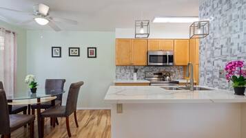 شقة - سرير كبير مع أريكة سرير (Fairway Terrace#H208) | مطبخ خاص