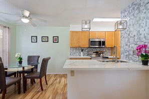 Bloc d'apartaments, 1 llit de matrimoni i sofà llit (Fairway Terrace#H208) | Cuina privada