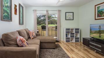 Condo, 1 giường cỡ queen và sofa giường (Fairway Terrace#H208) | Khu phòng khách