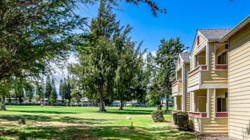 Condo, 1 giường cỡ queen và sofa giường (Fairway Terrace#H208) | Khuôn viên nơi lưu trú