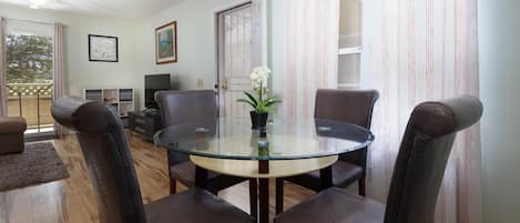 Condo, 1 Queen Bed with Sofa bed (Fairway Terrace#H208) | Dining