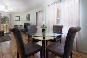 Condo, 1 giường cỡ queen và sofa giường (Fairway Terrace#H208) | Khu ăn uống