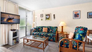 Lägenhet - 1 queensize-säng med bäddsoffa (Alii Villas#318 Top Floor with Garden) | Vardagsrum