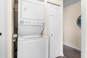 コンドミニアム クイーンベッド 1 台ソファーベッド付き (Alii Villas#318) | 内装