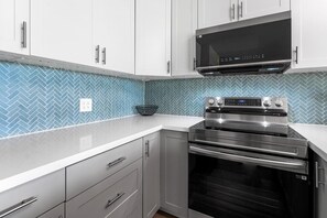 コンドミニアム クイーンベッド 1 台ソファーベッド付き (Alii Villas#318) | 専用キッチン