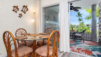Condo, 1 cama Queen size y sofá cama (Alii Villas#318 Top Floor with Garden) | Restaurante al aire libre