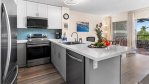 Lägenhet - 1 queensize-säng med bäddsoffa (Alii Villas#318 Top Floor with Garden) | Eget kök