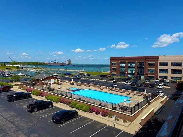 Lämmitetty uima-allas