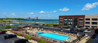 Enjoy Lake & Pool Views Just Minutes From Cedar Point Sports Force