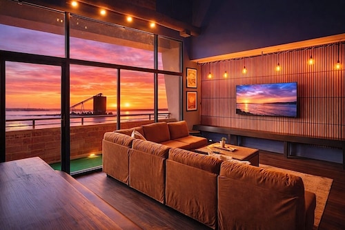 Enjoy Lake & Pool Views Just Minutes From Cedar Point Sports Force