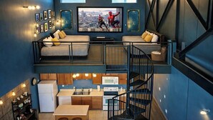 Eine Loft-Wohnung mit Küche, Essbereich und zwei Schlafzimmern, eines davon mit Stadtansicht-Wandgemälde.