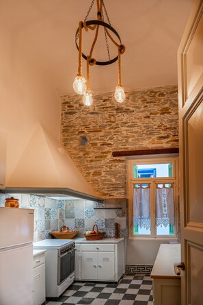 Kühlschrank, Ofen, Herdplatte, Wasserkocher mit Kaffee-/Teezubehör