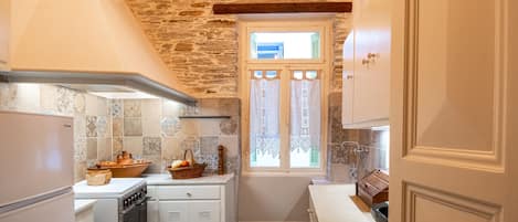 Fridge, oven, stovetop, coffee/tea maker