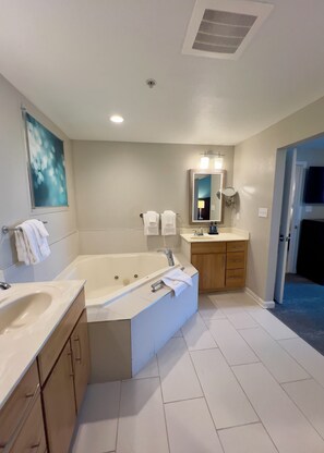 按摩浴缸、風筒、提供毛巾、番梘