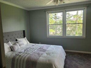 3 bedrooms, iron/ironing board, free WiFi, bed sheets -  3-bedroom house with WiFi and AC in Grayson (Grayson)