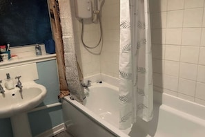 Haartrockner, Handtücher, Seife, Toilettenpapier