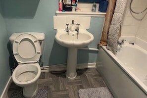 Haartrockner, Handtücher, Seife, Toilettenpapier