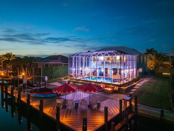 Utendørsbasseng og et oppvarmet basseng