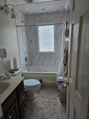 Shower, jetted tub, bidet, towels