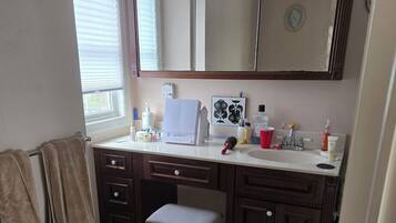 Shower, jetted tub, bidet, towels