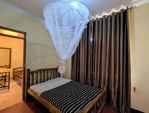 2 bedrooms, iron/ironing board, WiFi