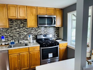 Réfrigérateur, four à micro-ondes, un four, surface de cuisson