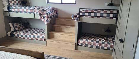 4 Schlafzimmer, Schreibtisch, Reisekinderbett, WLAN