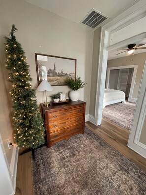 4 室のベッドルーム、WiFi (無料)、ベッドシーツ