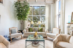 Hus - flere senge - terrasse - havudsigt (Heavenly Carmel) | Opholdsområde | 42-tommers fladskærms-tv med digitale kanaler, pejs
