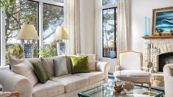 Casa, varias camas, patio, vista al océano (Heavenly Carmel) | Área de sala de estar | Televisión de pantalla plana de 42 pulgadas con canales digitales