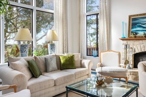 Hus - flere senge - terrasse - havudsigt (Heavenly Carmel) | Opholdsområde | 42-tommers fladskærms-tv med digitale kanaler, pejs