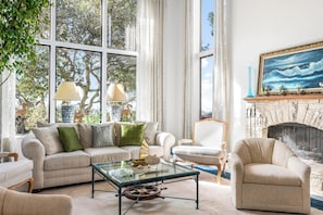 Rumah, Beberapa Tempat Tidur, patio, pemandangan samudra (Heavenly Carmel) | Area keluarga | Televisi layar datar 42-inci dengan saluran TV digital dan perapian