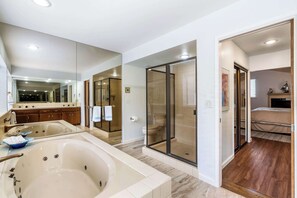 Maison, plusieurs lits, patio, vue océan (Heavenly Carmel) | Salle de bain | Baignoire relaxante profonde, serviettes fournies