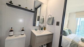 Superior-huoneisto, 1 makuuhuone, kaupunkinäköala | Kylpyhuone | Pyyhkeet