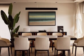 Penthouse Luxe, vue mer | Coin séjour | TV connectée de 45 pouces avec chaînes par câble, cheminée, Netflix