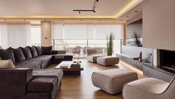 Luxury-Penthouse, Meerblick | Wohnbereich | 45-Zoll-Smart-TV mit Kabelempfang, Kamin, Netflix