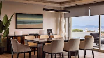 Luxe penthouse, uitzicht op zee | Woonruimte | Een 45-inch smart-tv met kabelzenders, een open haard en Netflix