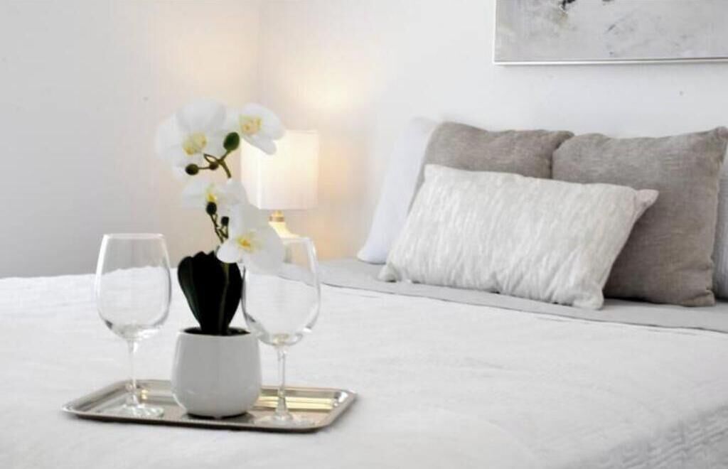 2 عدّة غرف نوم ومكواة/لوح كي وسرير سفر وواي فاي