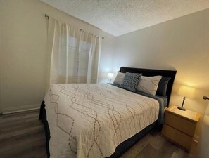 4 habitaciones, tabla de planchar con plancha, wifi y ropa de cama 
