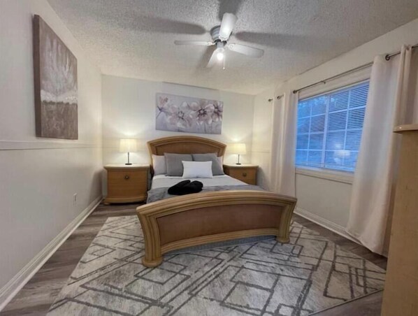 4 habitaciones, tabla de planchar con plancha, wifi y ropa de cama 