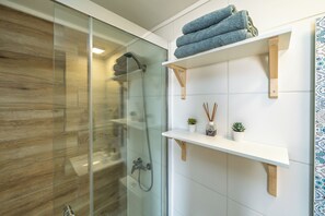 Sèche-cheveux, serviettes fournies, savon, papier toilette