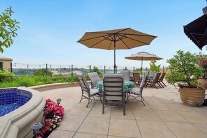 Outdoor dining - Exquisite Panoramic View Estate (Newport Beach)